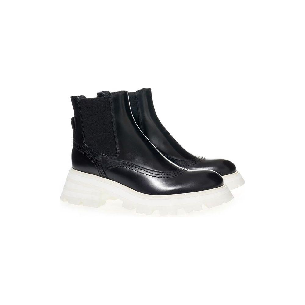 Alexander McQueen Elegant Leather Boots in Timeless Black Alexander McQueen